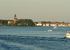 Die Silhouette von Waren an der Müritz : Motorboot, See, Kirche